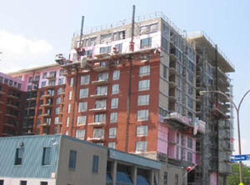 La valeur des permis de bâtir a atteint 5,0 milliards de dollars, en hausse de 7,2 % par rapport à juillet.