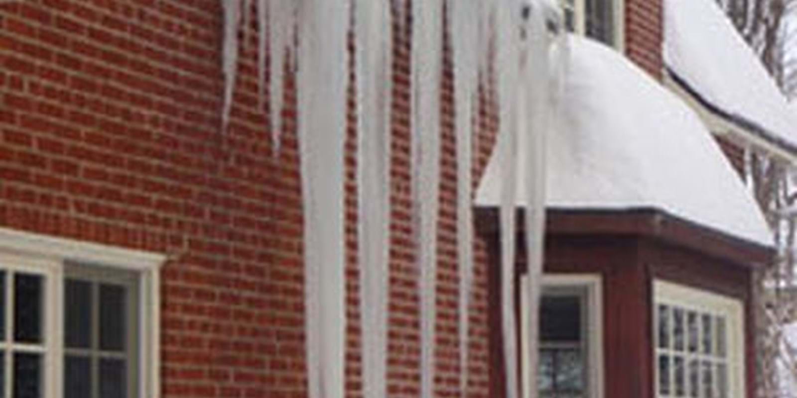 Neige et glace sur les toitures: évitez les accumulations… de problèmes!