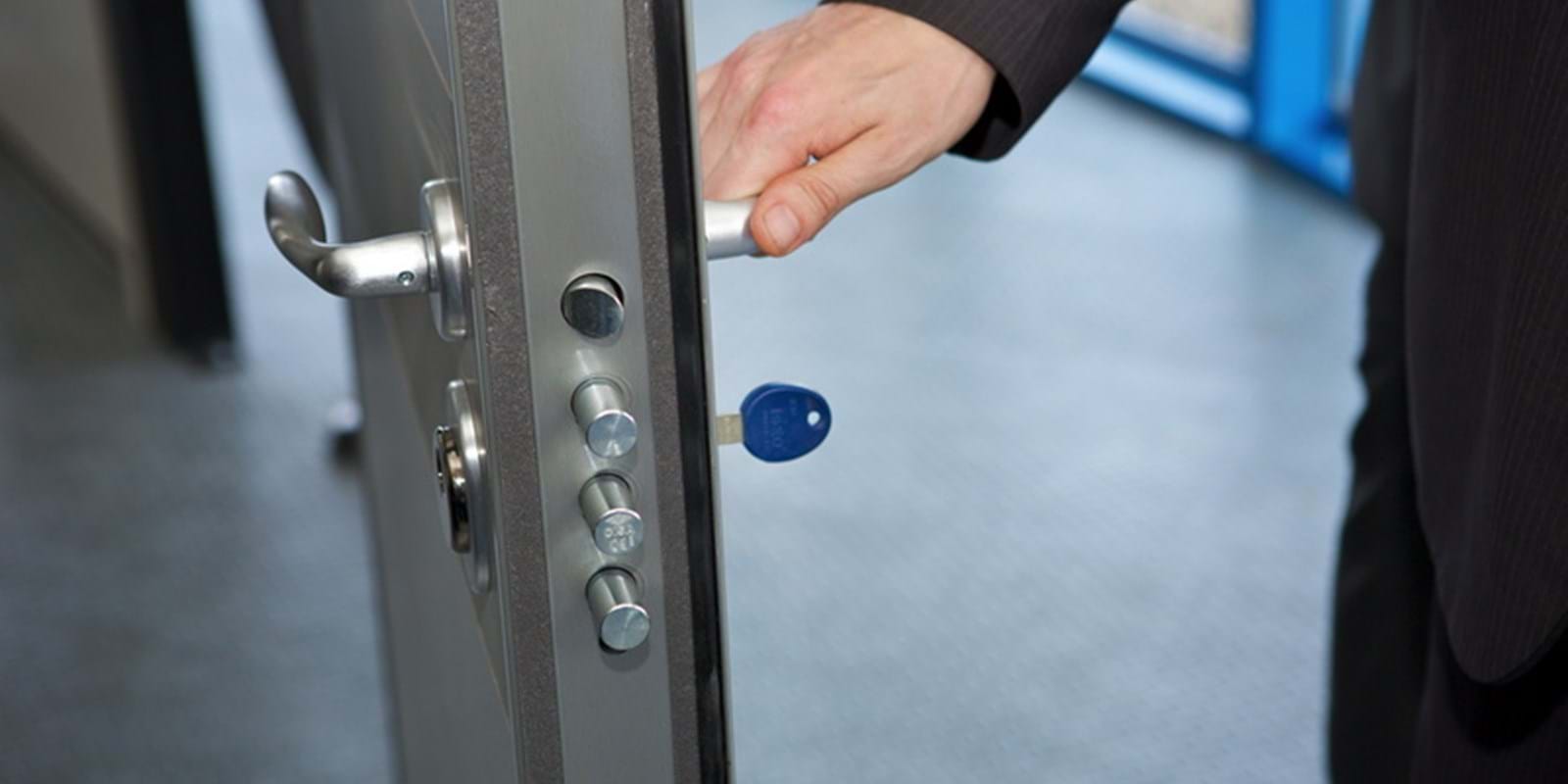True or false? If I have given notice to my tenant about a visit to his housing, 24 hours in advance, can I open the door?